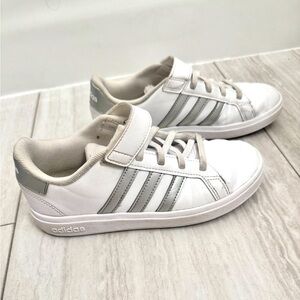 Little Boys Adidas Grand Court 2.0 Silver Elastic Laces and Velcro strap